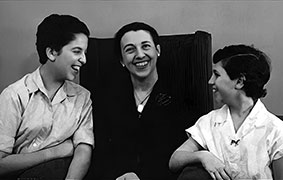 Goldwasser’s daughter Marjorie Wyler in the 1950s with her two daughters, Ruth (left) and Barbara.